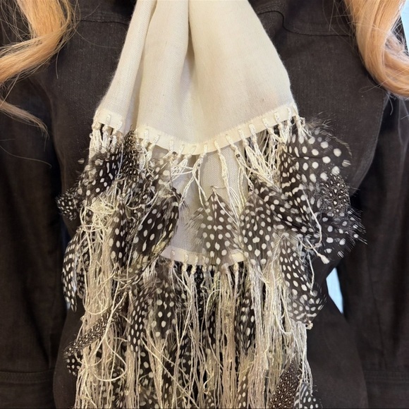 Anna Trzebinski Designer Stole trimmed in Fowl Feathers Black and White NWOT - Picture 3 of 4